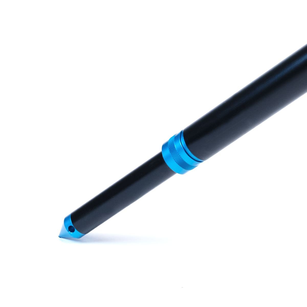 Dettaglio del piede del Rod Pod Fusion Edge con ghiera in alluminio anodizzato blu