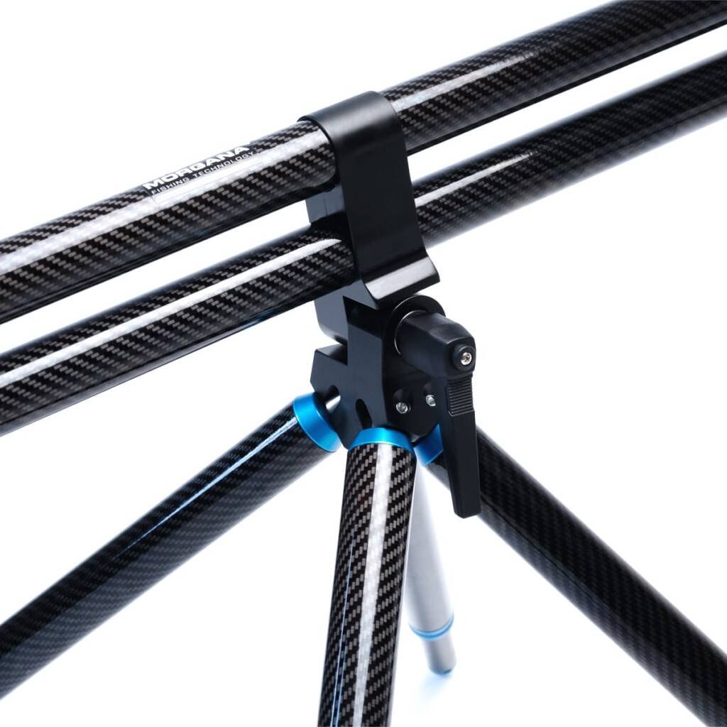 Dettaglio del corpo centrale del Rod Pod Fusion Carbon con giunto in alluminio anodizzato blu
