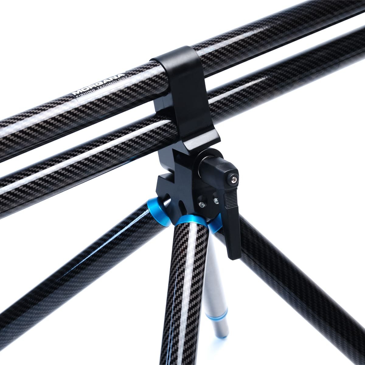 Dettaglio del corpo centrale del Rod Pod Fusion Carbon con giunto in alluminio anodizzato blu
