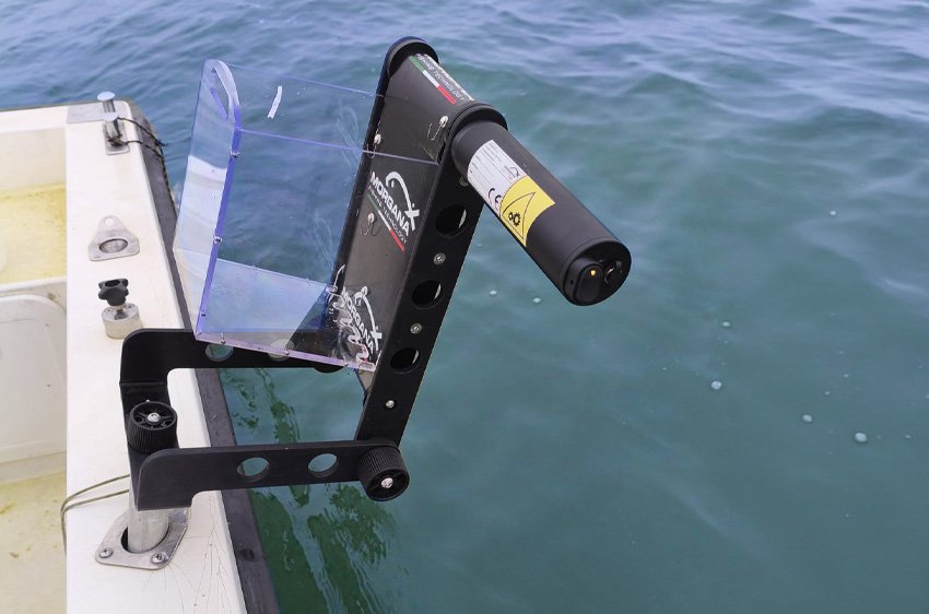 getta sarde Pollicino Morgana Fishing montato su barca per pasturazione automatica durante la pesca in mare