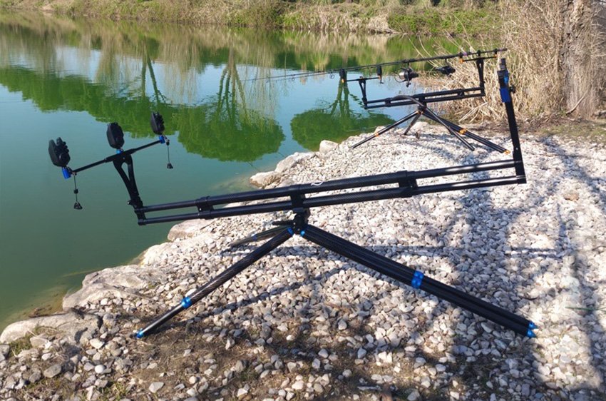 rod pod Morgana Fishing con tre canne da carpfishing posizionato sulla riva di un lago per la pesca alla carpa